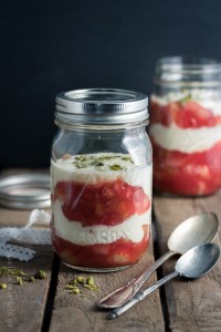 Rhabarber-Crème fraîche-Trifle { im Glas } – Fruchtig, leicht und ( jetzt ) genau das Richtige!