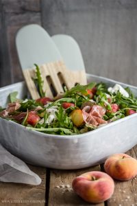 Für immer { Salat #1 } :  Weinbergpfirsiche, Rauke & Büffelmozzarella – Der perfekte Begleiter für die Grillsaison