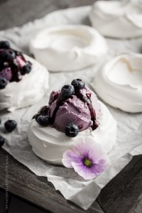 Klitzekleine Blueberries & Cream Pavlovas für Häagen-Dazs. Häagen-Dazs? OH. MEIN. GOTT. Und zudem drei SMEG-Kühlschränke gewinnen!