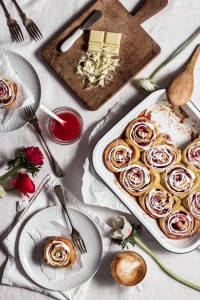 Overnight Erdbeermarmeladenschnecken mit einem Guss aus weißer Schokolade