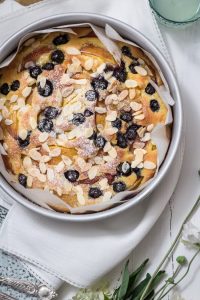 Nektarinen-Blaubeer-Kuchen mit einem Butterzuckerguss und gerösteten Mandeln