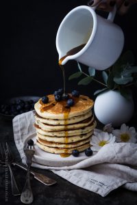 Mein feinstes Rezept für Blaubeer-Joghurt-Pancakes mit Ahornsirup
