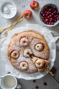 HO HO HO! Zwei winterliche Rezepte auf einen Streich: Bratapfelkuchen mit Cranberries & Spekulatius Blondies mit Macadamia-Nüssen