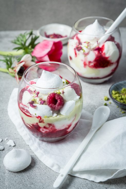 Eton Mess mit Himbeerkompott, Pistaziencreme und hausgemachtem Baiser ...