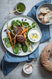 Kross gebratenes Lammkarree mit Minzesalsa und Honig-Haselnuss-Möhren auf jungem Salat | Die Hauptspeise für mein Ostermenü