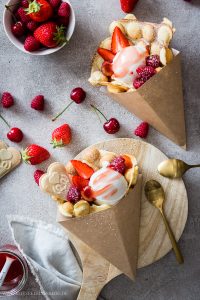 Heissa, gleich zwei Rezepte auf einen Streich! Bubble Waffles mit selbstgemachtem Joghurteis UND Overnight Oats mit Mangopüree, Kokoschips und Banane