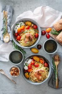 EAT PASTA RUN FASTA! Spaghetti mit King Prawns, Kirschtomaten, Mozzarella und zitronigen Ciabattabröseln *glutenfrei