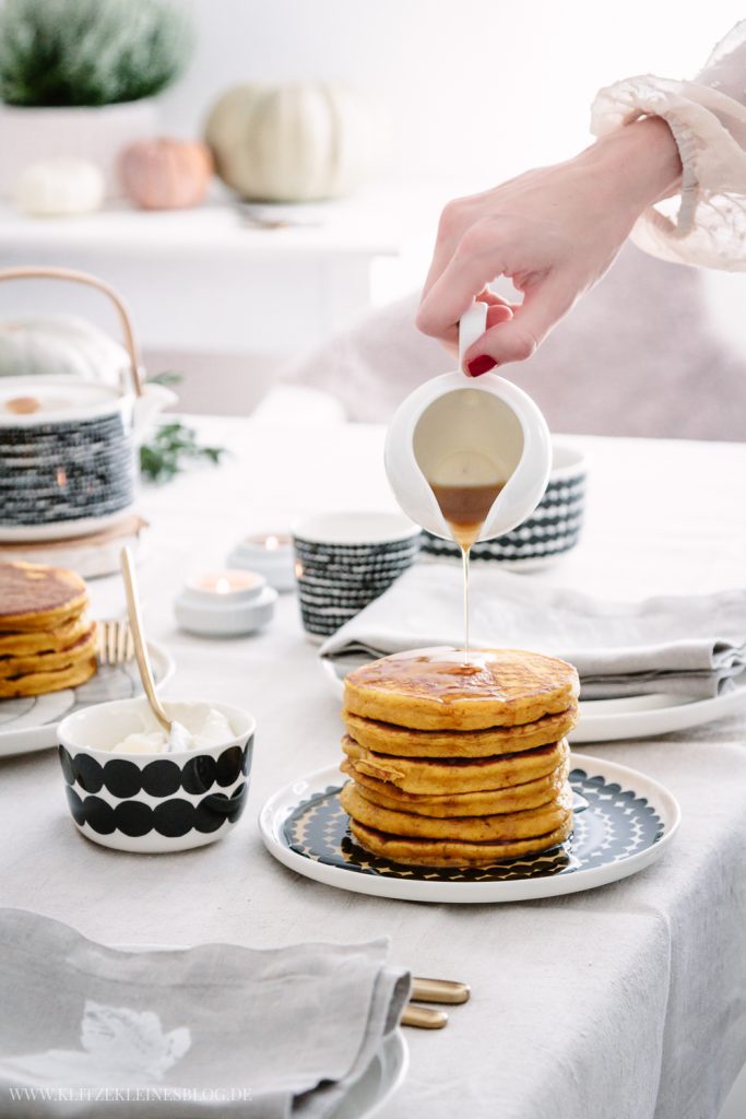 Das Rezept für extra fluffige Pumpkin Pancakes mit Sahne, Ahornsirup ...