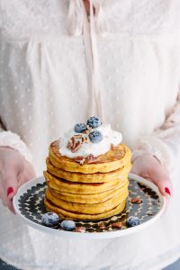 Das Rezept für extra fluffige Pumpkin Pancakes mit Sahne, Ahornsirup und Pekannüssen