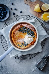 Mein Rezept für ein Zitronen-Dutch Baby Pancake mit Lemon Curd, Blaubeeren und Vanilleeis