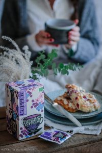 It’s tea o’clock! Mit einem Rezept für Himbeer-Vanille-Scones mit Crème fraîche und gerösteten Mandeln