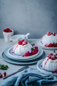 Das Rezept für klitzekleine Pavlovas mit Himbeeren und Johannisbeeren