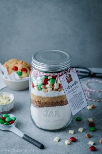 Cookies im Glas – Das Rezept für eine Keksbackmischung zum Verschenken (inkl. Geschenkanhänger zum Ausdrucken)