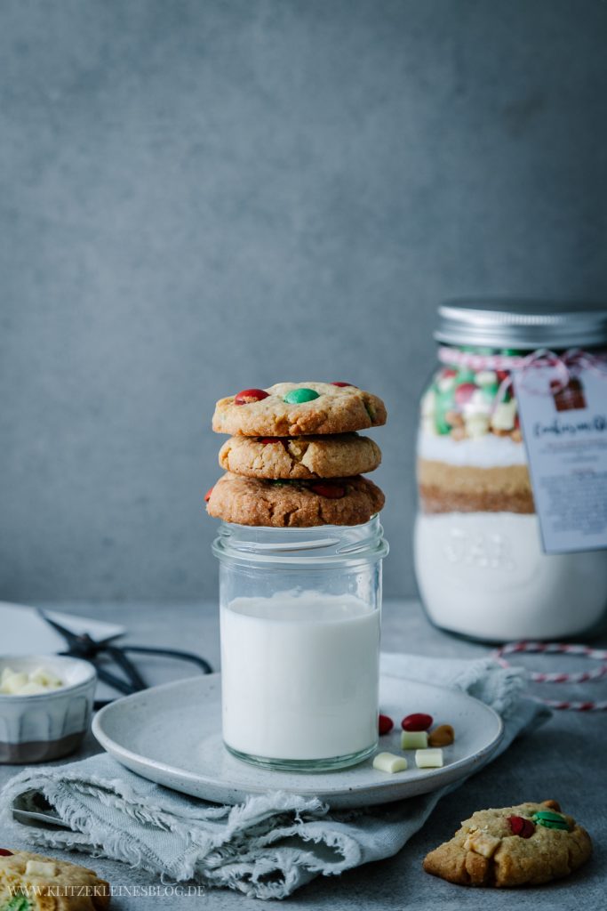 Cookies im Glas – Das Rezept für eine Keksbackmischung zum Verschenken  (inkl. Geschenkanhänger zum Ausdrucken) | KLITZEKLEIN