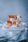 Das Rezept für einen super saftigen Möhrenkastenkuchen mit Frischkäsetopping / Carrot Loaf Cake with Cream Cheese Frosting